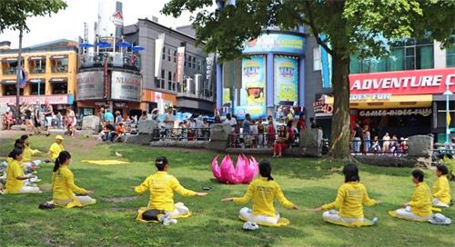 '图2~3:法轮功学员正在演示法轮功功法。'