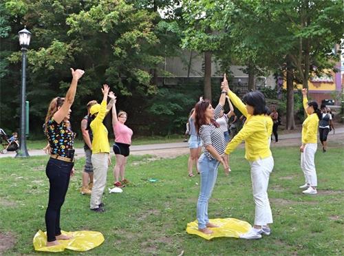 '图4~6:学功法的游客一波接一波'