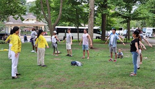 '图7~9:学功法的游客一波接一波'