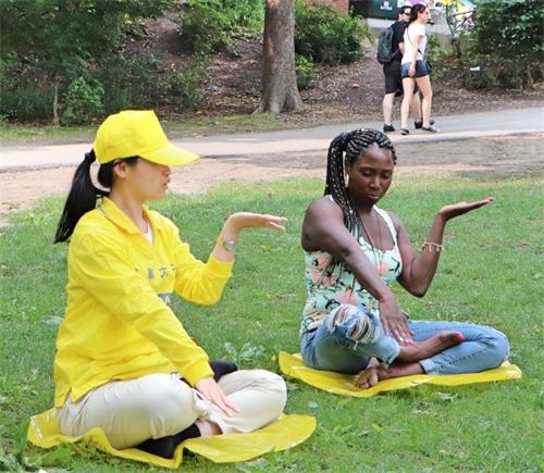 '图10:来自加拿大布兰普顿(Brampton)的尼希亚(Neshia?)现场学功。'