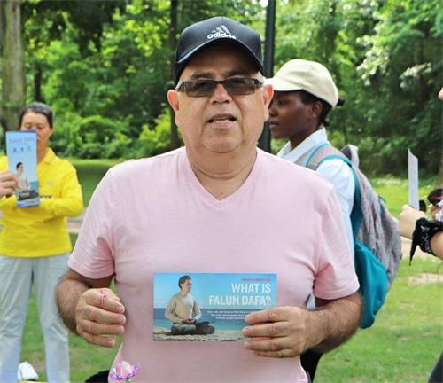 '图11:美国游客古斯塔沃(Gustavo)表示学完功法后全身充满了能量。'