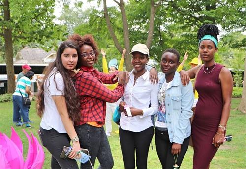 '图12:参加学校夏令营的法蒂玛(Fatima?左一)和同学们一起学完功法后表示会继续在网上学。'