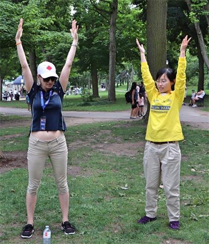 '图13:游客艾德塔(Edyta)学完功法后表示会推荐给所有的人。'