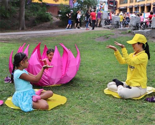 '图15:八岁的赖莎(Raisa)和妹妹一起学第五套功法。'