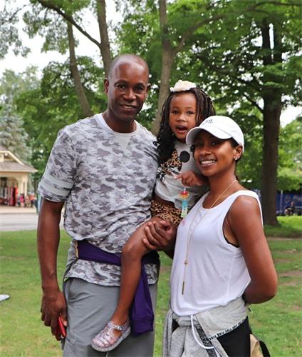 '图16:来自俄亥俄州瑞恩·史密斯(Ryan?Smith)与妻子、女儿一起学炼功法后,感谢法轮功学员。'