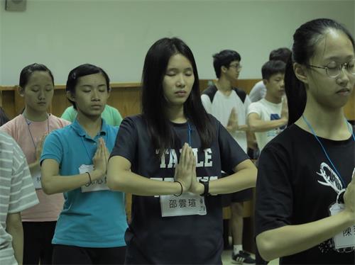 '图2~3:营队期间一起学炼法轮功。'