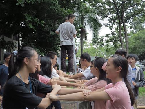 '图7:“勇气倒”的团康活动,透过团队成员协力守护他人,让邱思茹突破心防,愿意相信别人。'