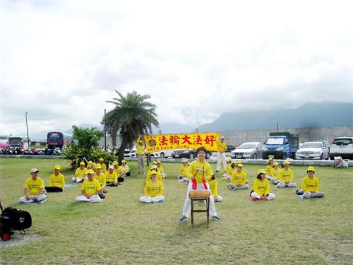 '图1:花莲法轮功学员在七星潭前演奏唐鼓。'