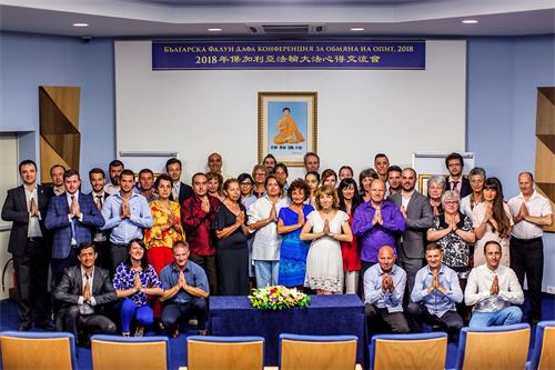 '图1:参加法会的法轮功学员合影'