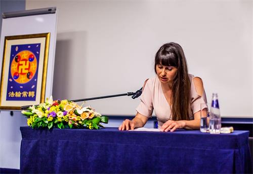 '图2:法轮功学员在发言'