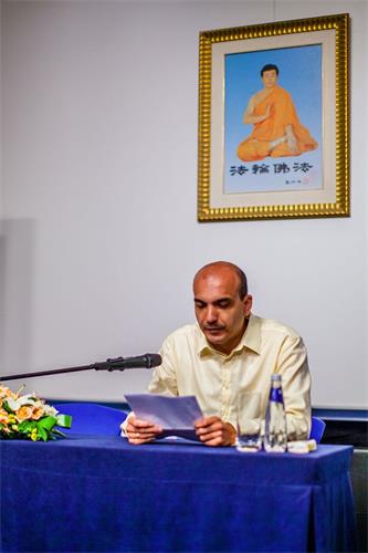 '图4:索非亚市的法轮功学员拉多斯拉夫在法会上发言'