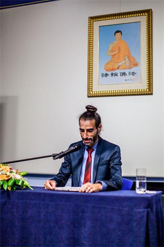 '图5:学员代读法轮功学员谢尔盖的发言稿'