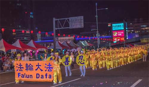 '图2:法轮功学员组成的精神抖擞的腰鼓队'