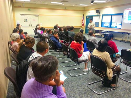 '图3:法轮功学员在介绍法轮功的主要书籍《转法轮》'