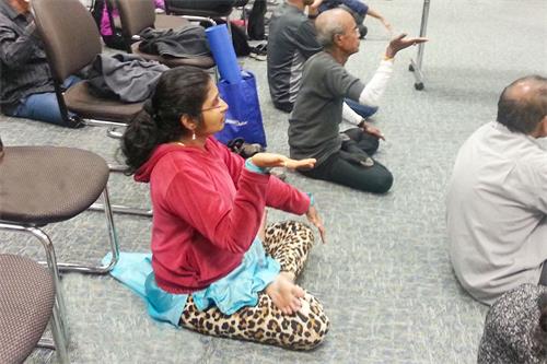 '图6:瑜伽老师巴妮炼第五套功法时,一上来就能双盘'