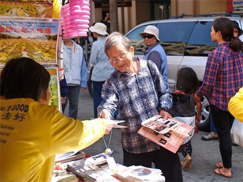 '图5:这位老太太特地前来索取大法真相资料。'