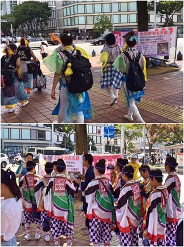 '图2:不少前来参加舞蹈家的表演团体在法轮功真相点前经过,看到大法真相横幅。'