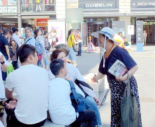 '图1:法轮功学员潘大姐(右)常年在瑞士卢塞恩景点向中国大陆游客讲真相'
