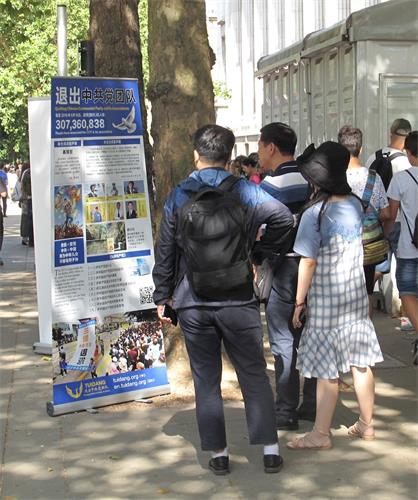 '图4~5:八月四日,法轮功学员布置在大英博物馆后门入口和出口附近、在来接游客的旅游大巴停靠点附近的真相展板'