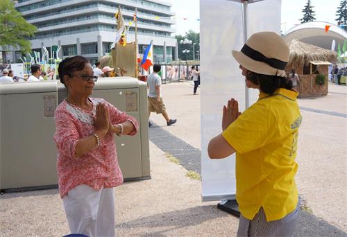 '图2:多伦多首届菲律宾美食节上,游客现场学炼法轮功'