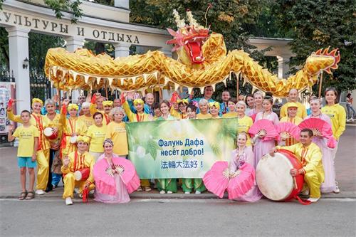'图1~4:法轮功学员参加俄罗斯卡鲁加市(Kaluga)城市日游行'