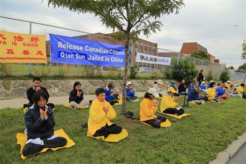 '图1:九月十日,渥太华部份法轮功学员在中使馆前呼吁立即释放加拿大公民孙茜'