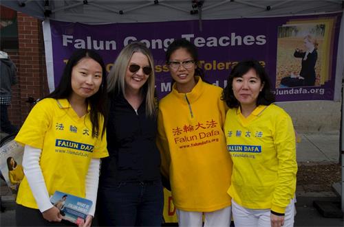 '图5:凯特和学员合影'