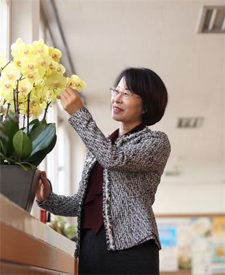 '图:韩国金海二业国民小学校长、法轮功学员崔英淑'