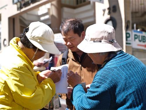 图5:法轮功学员正在忙着帮助三退的民众起化名三退