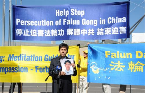 '图3:来自纽约的美籍华裔博士黄万青在集会上发言'