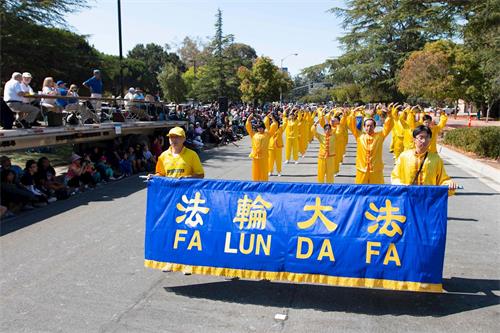 '图3:法轮功炼功队在主席台前演示功法'
