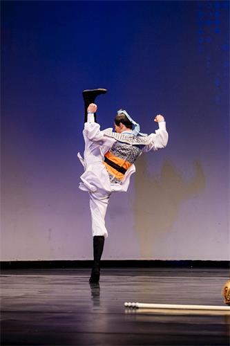 '图9:第八届“全世界中国古典舞大赛”青年组金奖得主陈厚任,表演舞蹈剧目《精忠岳飞》。'