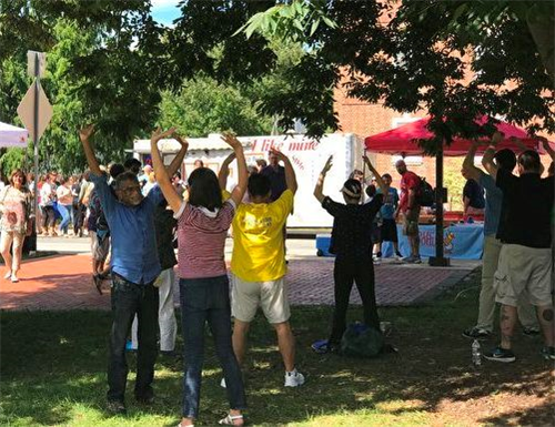 '图2:印裔建筑设计师Subhas Mazumber(左一) 学炼法轮功'