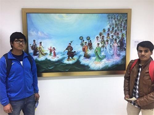 '图6:阿贝尔(Abel?Lara)(右)和大卫·赫尔塔多(David?Hurtado)(左)一起来观看画展。'