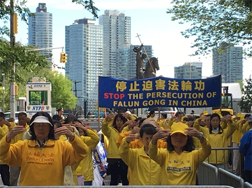 '图1:在联合国大会第七十三届会议期间,法轮功学员在纽约曼哈顿第二大道47街的联合国公园里,冒雨和平抗议,呼吁制止中共迫害法轮功。'