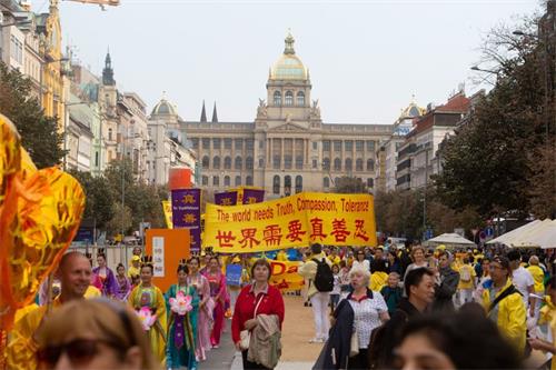 '图1:游行队伍在瓦茨拉夫广场'