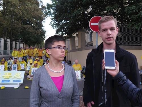'图1:捷克众议院议员奥尔加·瑞琪泰罗娃(Olga Richterová,左)博士和弗朗基斯克·考布西瓦(František Kopřiva,右)先生前来集会声援法轮功。'