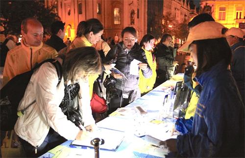 '图2~5:民众签名声援法轮功学员反迫害。'