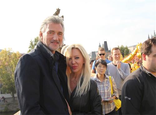 '图11:来自奥地利的Helmut?Berger和布拉格的Nora?Dukesowa女士很喜欢法轮功学员的游行,并表示声援法轮功学员。'