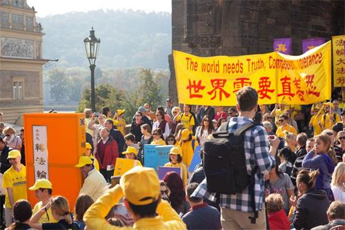 '图5:二零一八年九月二十八日下午,法轮功游行队伍经过著名旅游景点查尔斯桥。'