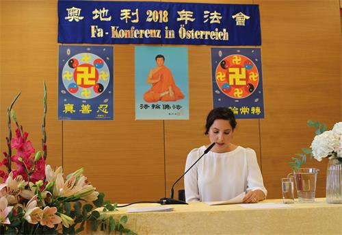 '图8:来自维也纳的安妮(Ani)交流了在中使馆前讲真相的体会'