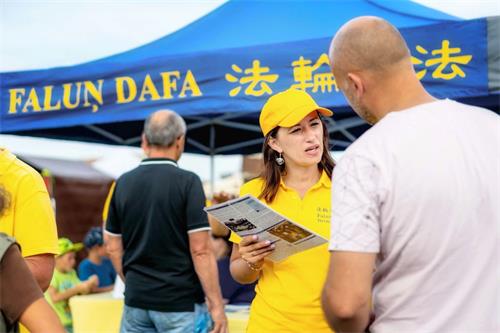 '图7:法轮功学员在讲真相'