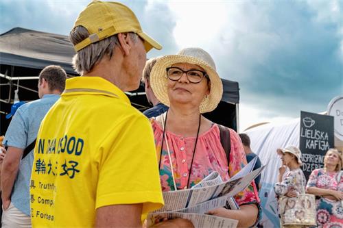 '图8:法轮功学员在讲真相'