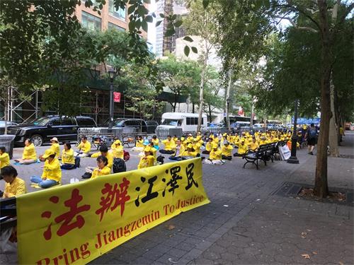 '图1~2:在联合国大会期间,九月二十四日至二十九日,来自大纽约地区的部份法轮功学员都来到联合国总部对面的哈玛绍广场和平请愿,传播法轮功的真相,呼吁制止迫害,法办迫害元凶江泽民。'