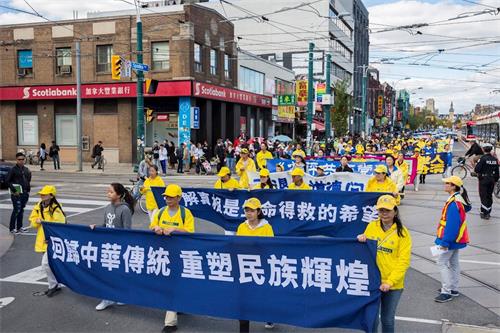 '图1~16:二零一八年九月二十九日,多伦多法轮功学员和民众在市中心举行声援三亿人“三退”(退出中共党、团、队)大游行。游行由天国乐团?、法轮大法好、停止迫害法轮功、腰鼓队、贺三亿三退大潮等五大方阵组成。'