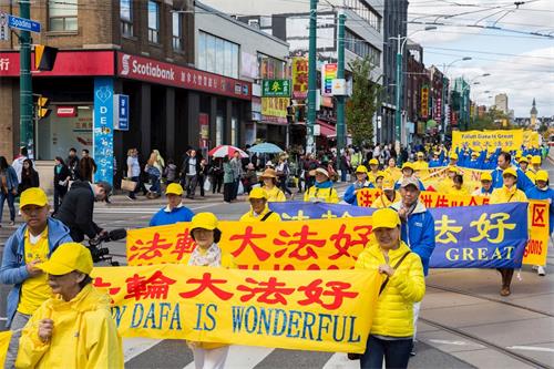 '图1~4:二零一八年九月二十九日,多伦多法轮功学员举行了声援三亿人“三退”(退出中共党、团、队)大游行,很多民众观看并合影'