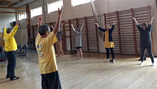 '图1:民众在法轮功介绍会上学炼功'