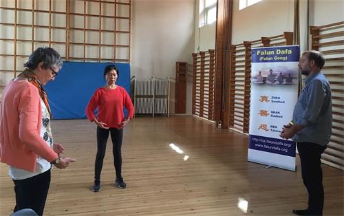 '图4:彼得(Peter,右1)感觉炼功能量很强'