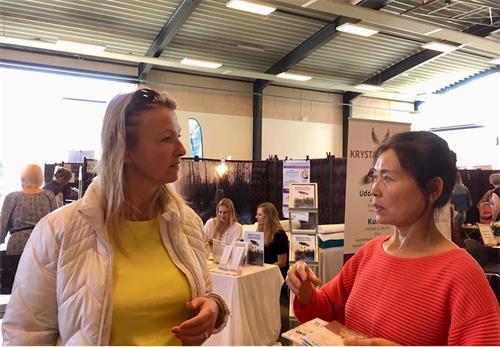 '图5:格蕾特(Grete)女士(左)对法轮功感兴趣,很赞同真善忍理念。'