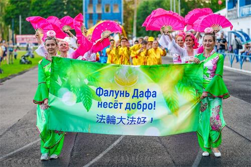 '图1~5:法轮功学员们在大教堂广场上的游行活动'